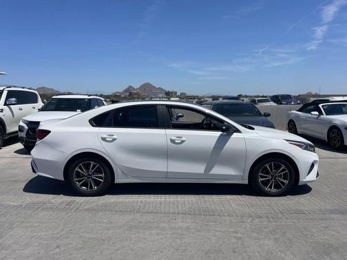 Snow White Pearl 2023 Kia Forte LXS