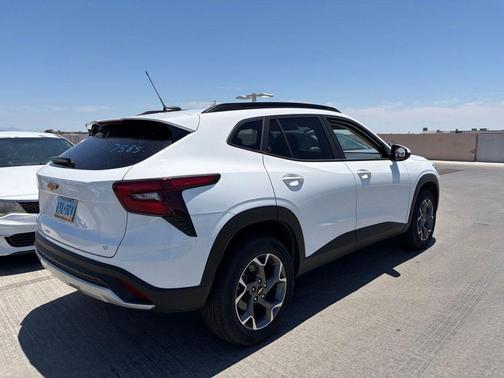 Summit White 2025 Chevrolet Trax LT