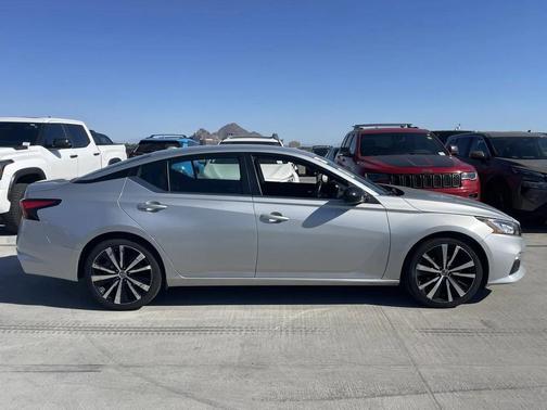 2021 Nissan Altima SR FWD