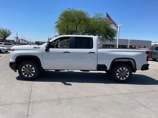 Summit White 2026 Chevrolet Silverado 2500 Custom