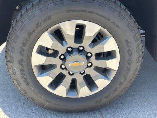 Summit White 2026 Chevrolet Silverado 2500 Custom