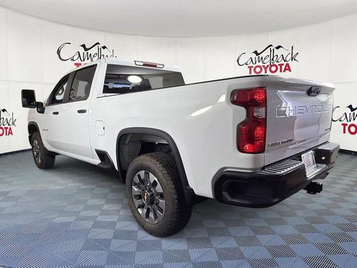Summit White 2026 Chevrolet Silverado 2500 Custom
