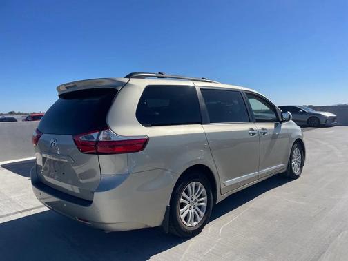 2017 Toyota Sienna XLE Premium