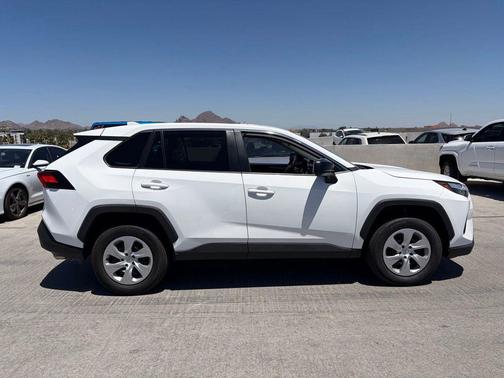 Ice Cap 2024 Toyota RAV4 LE