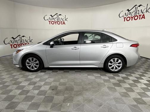 Photo 5 of 33 of 2021 Toyota Corolla LE