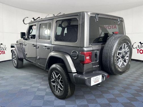 Granite Crystal Metallic Clearcoat 2025 Jeep Wrangler 4-Door Sahara 4x4