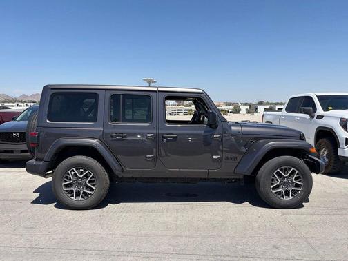 Granite Crystal Metallic Clearcoat 2025 Jeep Wrangler 4-Door Sahara 4x4