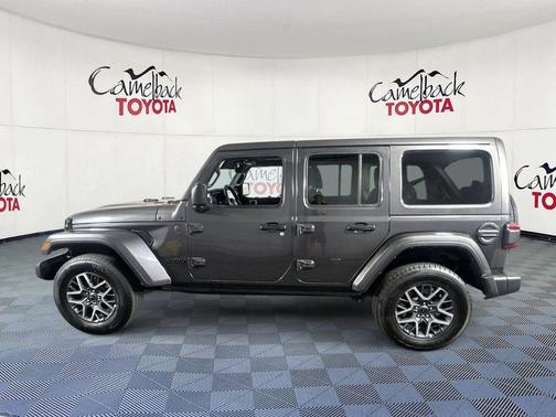 Granite Crystal Metallic Clearcoat 2025 Jeep Wrangler 4-Door Sahara 4x4