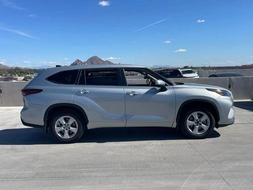 2024 Toyota Highlander LE