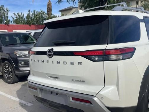 2023 Nissan Pathfinder Platinum FWD