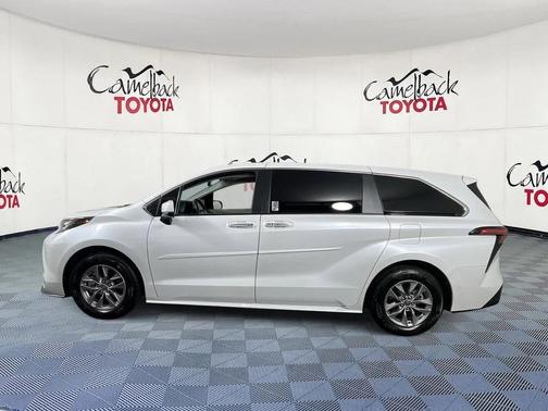 2022 Toyota Sienna XLE