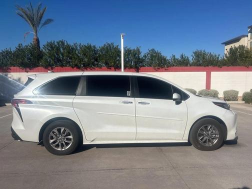 2022 Toyota Sienna XLE