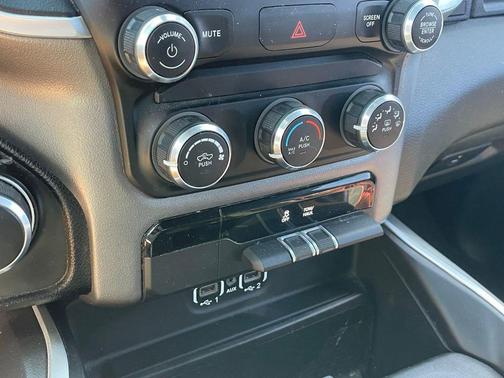 Diamond Black Crystal Pearlcoat 2022 RAM 1500 Big Horn/Lone Star