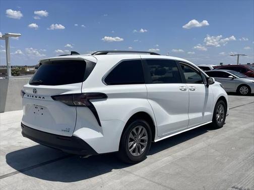 2023 Toyota Sienna LE