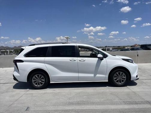 2023 Toyota Sienna LE