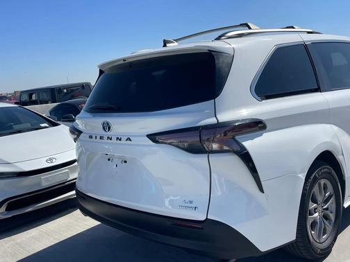 2023 Toyota Sienna LE