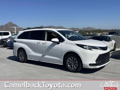2023 Toyota Sienna LE