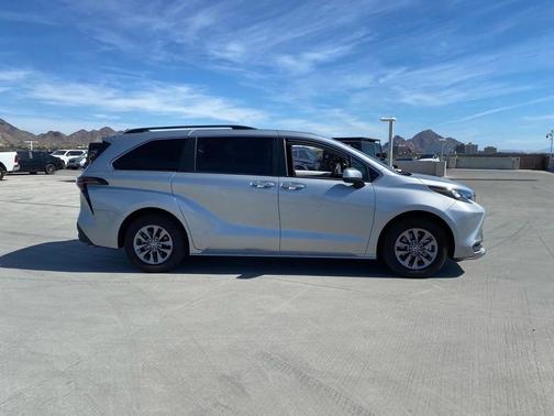 2025 Toyota Sienna LE