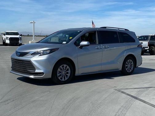 2025 Toyota Sienna LE