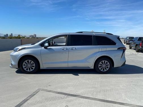 2025 Toyota Sienna LE