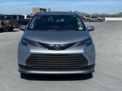 2025 Toyota Sienna LE