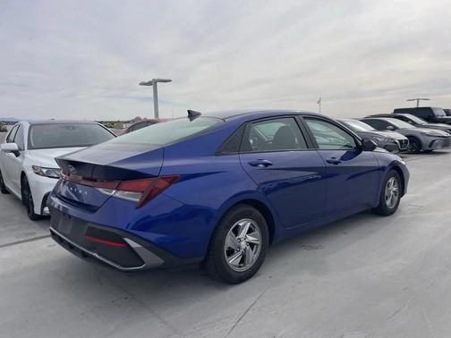 2024 Hyundai ELANTRA SE