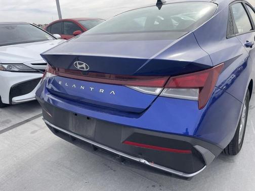 2024 Hyundai ELANTRA SE