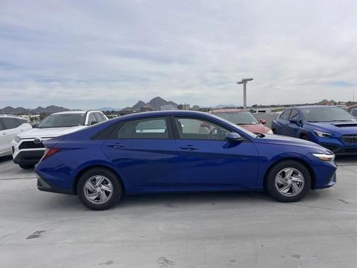 2024 Hyundai ELANTRA SE