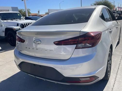 2019 Hyundai ELANTRA SE