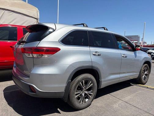 Celestial Silver Metallic 2018 Toyota Highlander LE