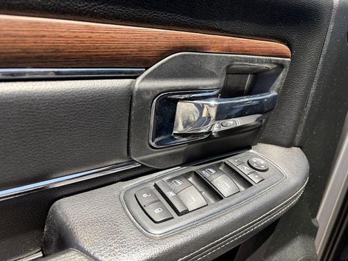 Bright Silver Metallic Clearcoat 2018 RAM 1500 Laramie