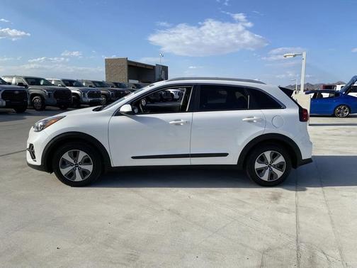 2022 Kia Niro LX