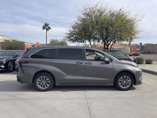 2024 Toyota Sienna LE