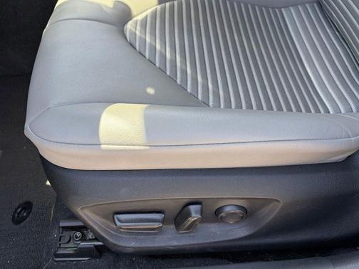 Ice Cap 2023 Toyota Camry SE
