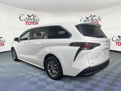 2025 Toyota Sienna LE