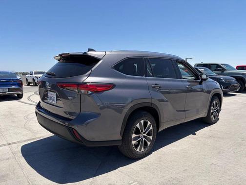 Magnetic Gray Metallic 2021 Toyota Highlander XLE