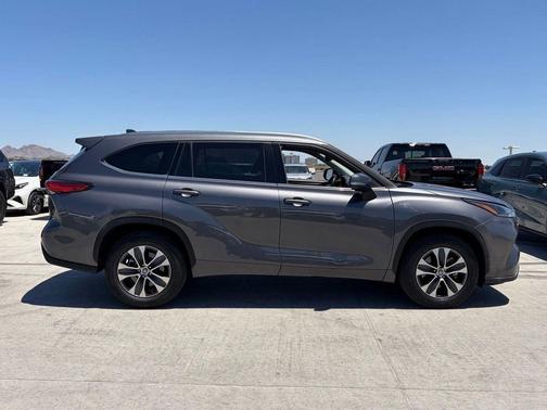 Magnetic Gray Metallic 2021 Toyota Highlander XLE