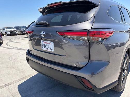 Magnetic Gray Metallic 2021 Toyota Highlander XLE