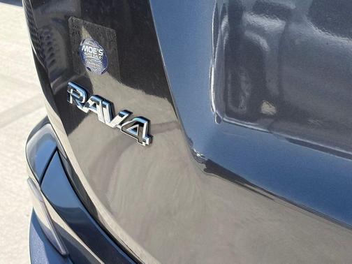 Magnetic Gray 2018 Toyota RAV4 LE