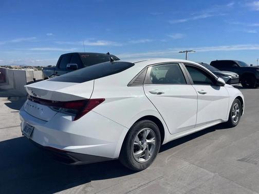 2023 Hyundai ELANTRA SE