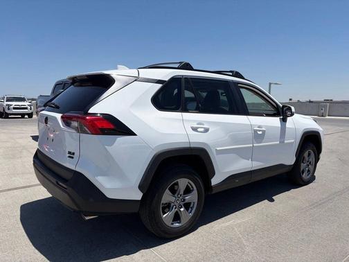 Ice Cap 2024 Toyota RAV4 XLE