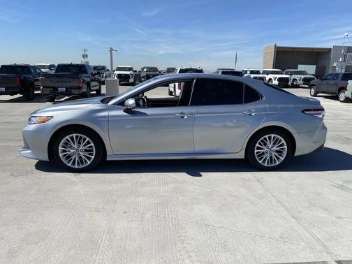 2020 Toyota Camry Hybrid XLE