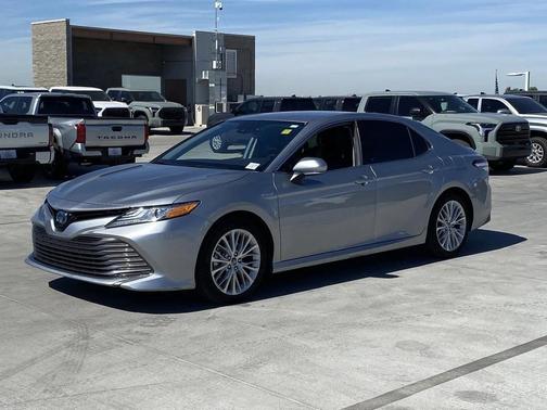2020 Toyota Camry Hybrid XLE