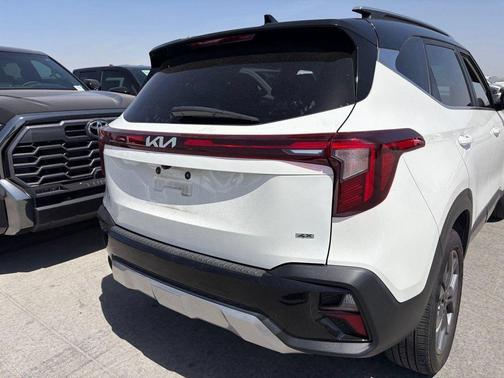 Clear White/Black Roof 2024 Kia Seltos S