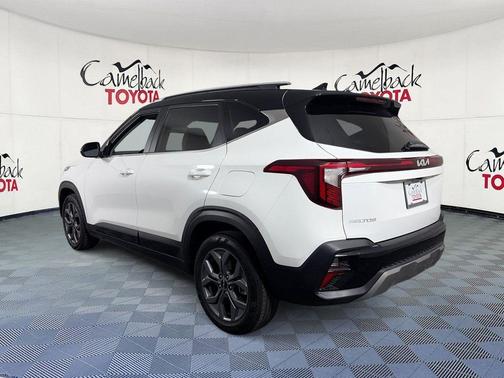 Clear White/Black Roof 2024 Kia Seltos S