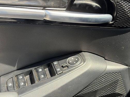 Clear White/Black Roof 2024 Kia Seltos S