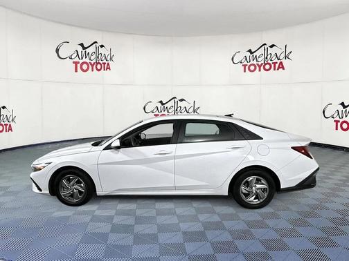 2024 Hyundai ELANTRA SE