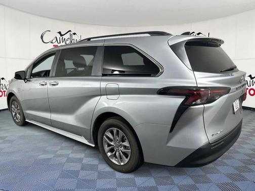 2025 Toyota Sienna LE