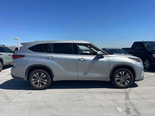 Celestial Silver Metallic 2022 Toyota Highlander XLE