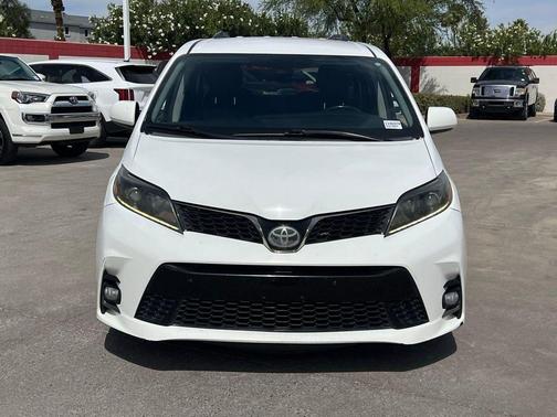 Super White 2018 Toyota Sienna SE
